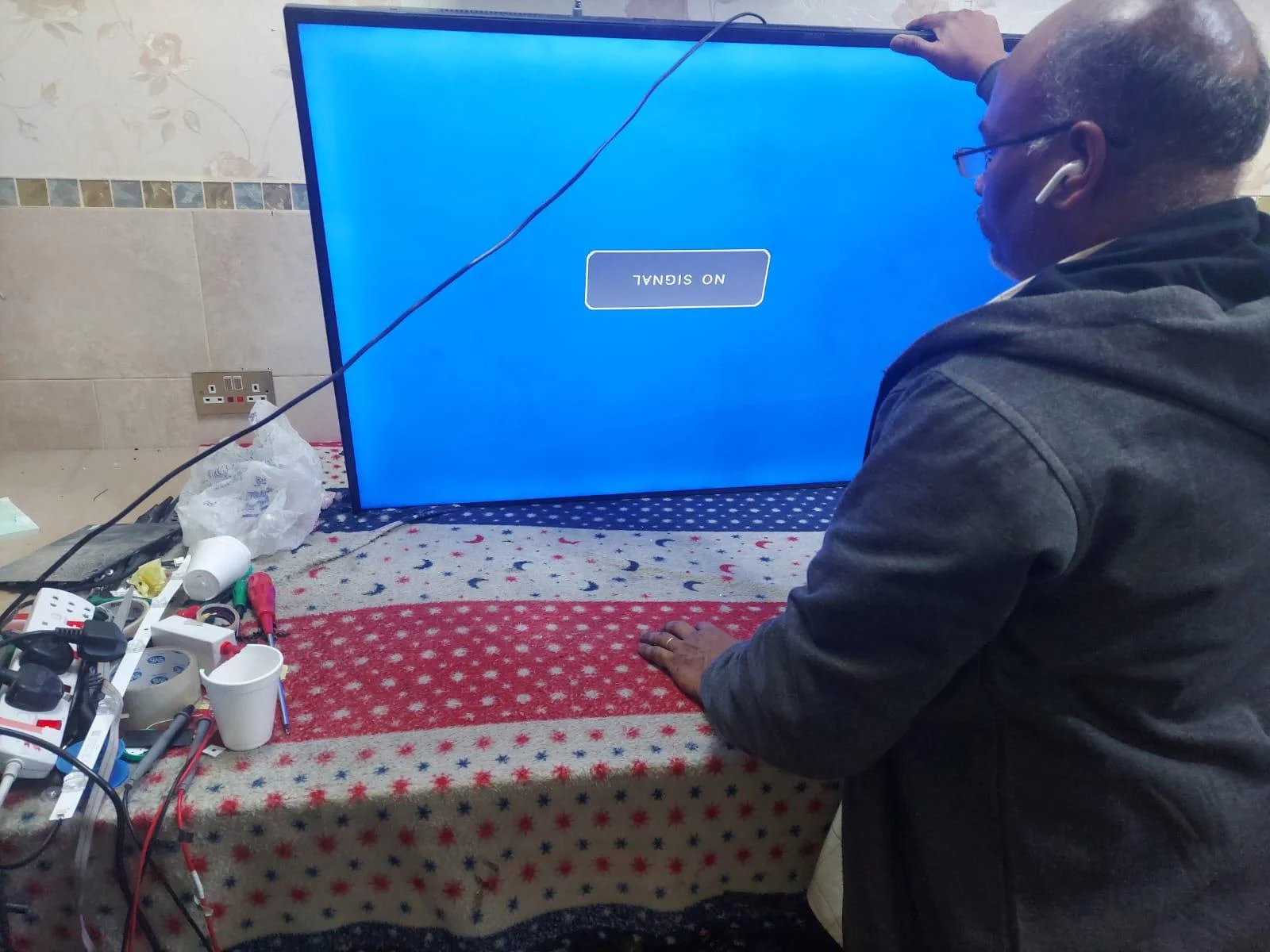 فحص تلفزيون أثناء عملية التصليح